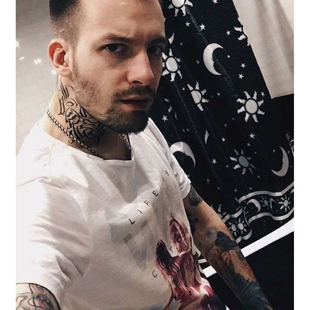 Artista de tatuagem Eugene Borsch - tatuagem realista preta e cinza